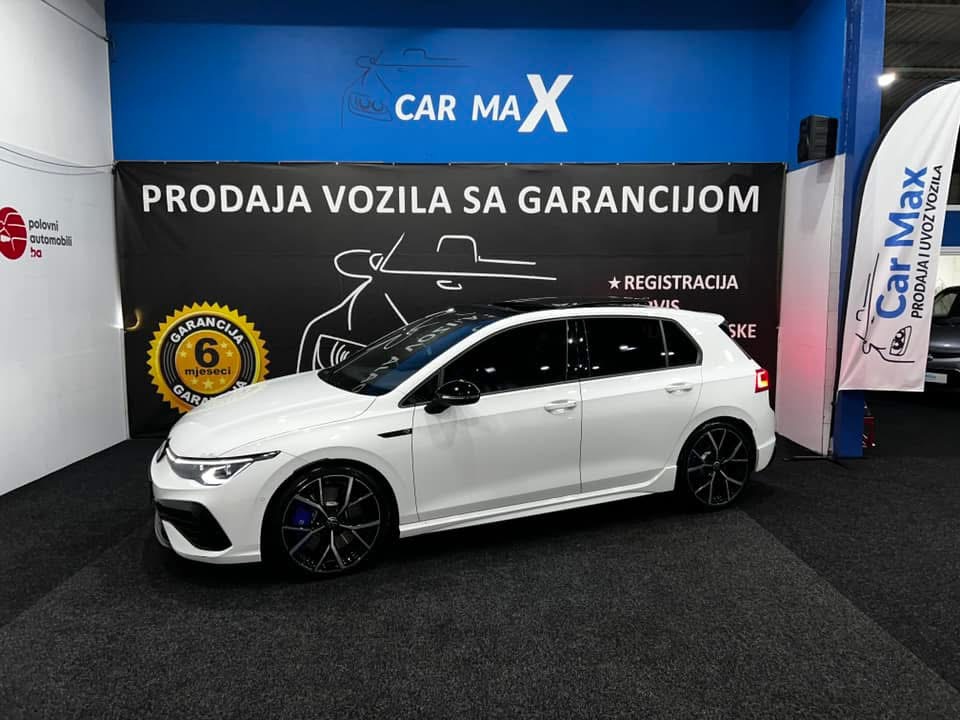 Bijeli Volkswagen Golf u showroomu Car Maxa, prodaja sa garancijom