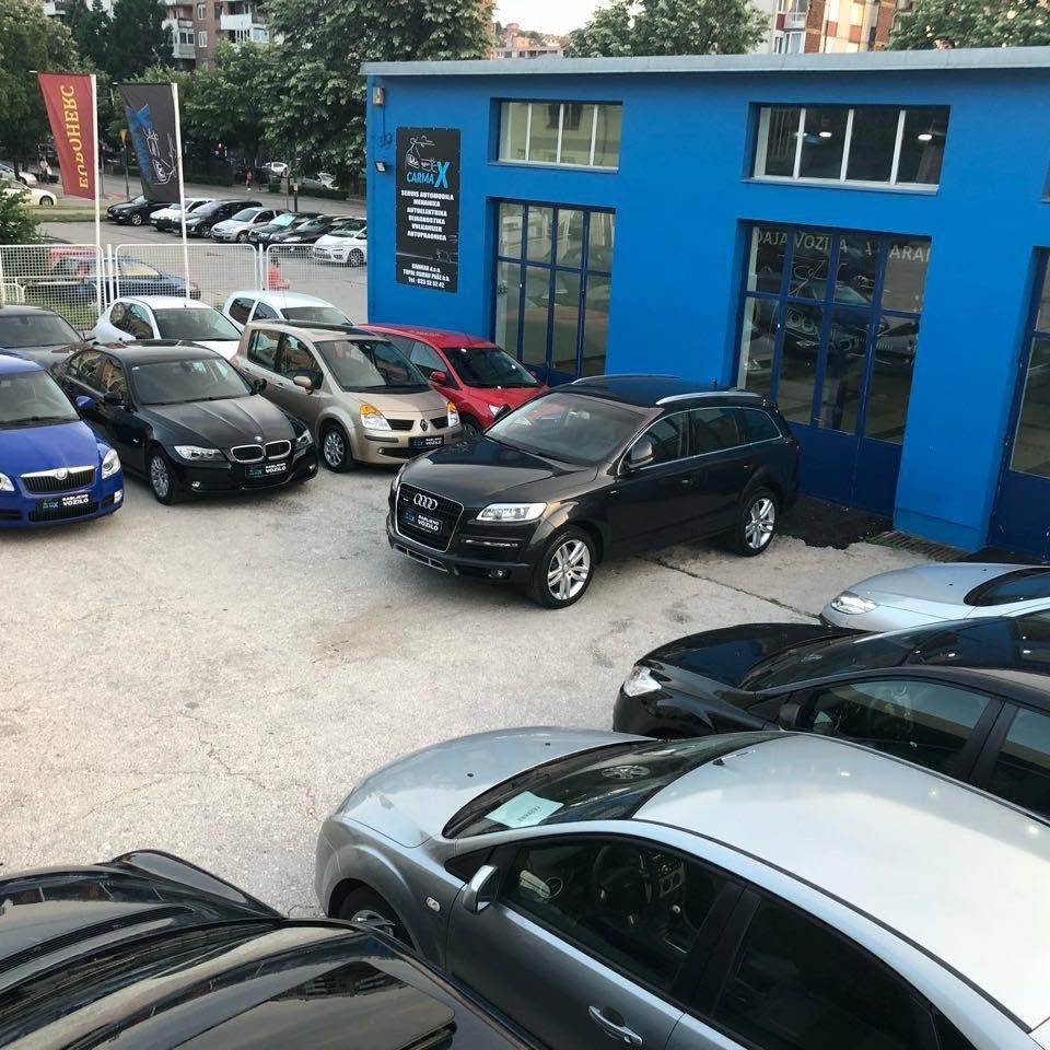Parking sa polovnim automobilima ispred plave zgrade Car Maxa